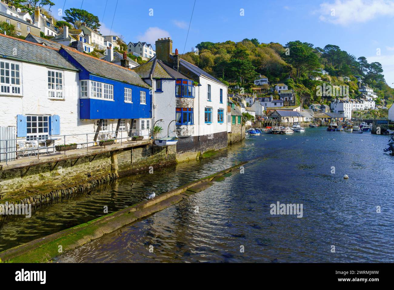 Polperro, Vereinigtes Königreich - 16. Oktober 2022: Blick auf den Fischereihafen des Dorfes Polperro in Cornwall, England, Vereinigtes Königreich Stockfoto