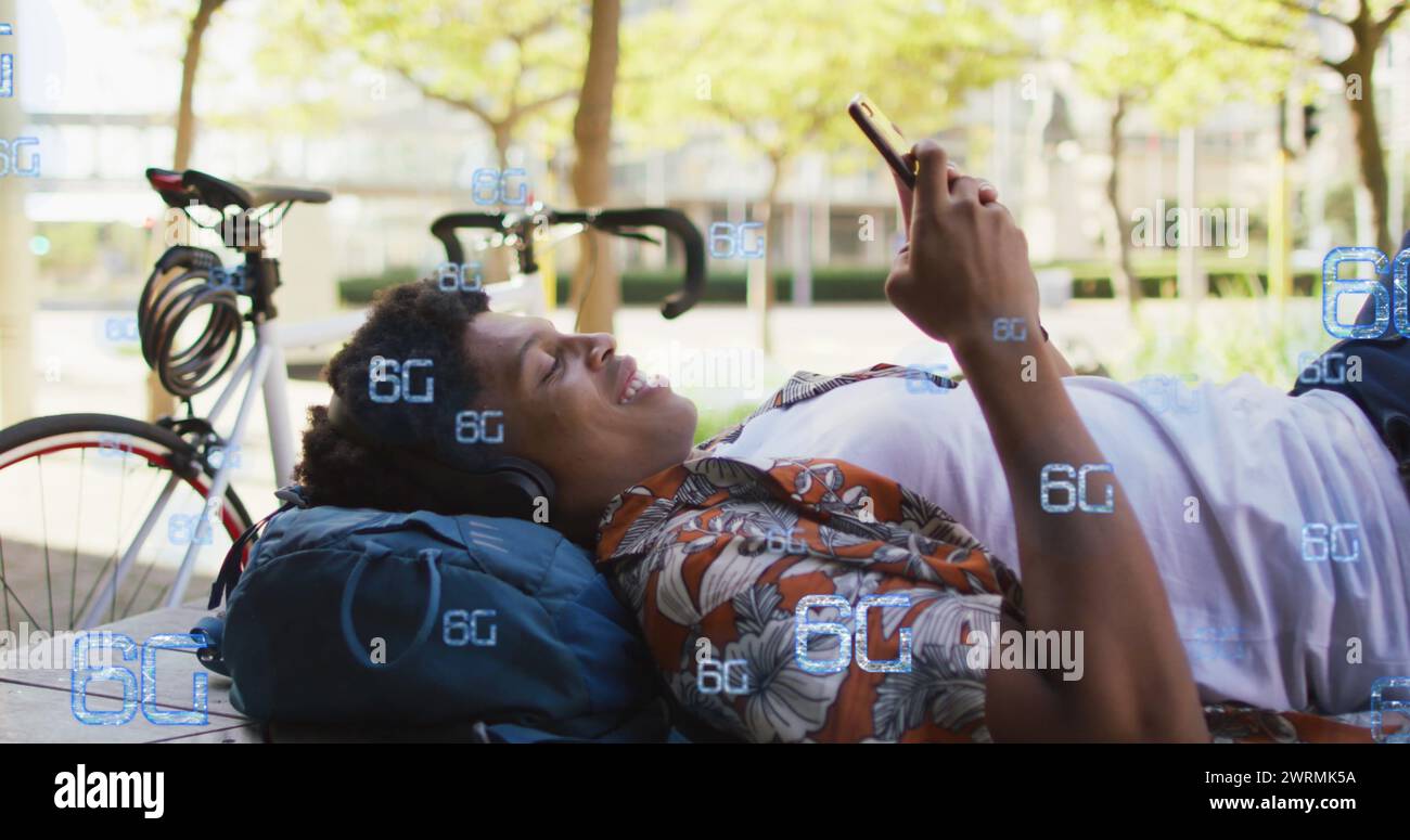 Bild von 6g-Texten über afroamerikanischem Mann mit Smartphone Stockfoto