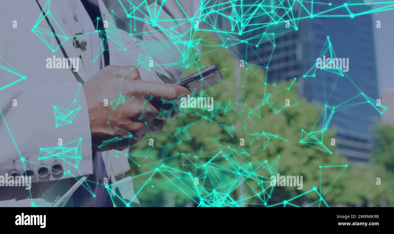 Bild von Verbindungen und Datenverarbeitung über Mann mit Smartphone Stockfoto