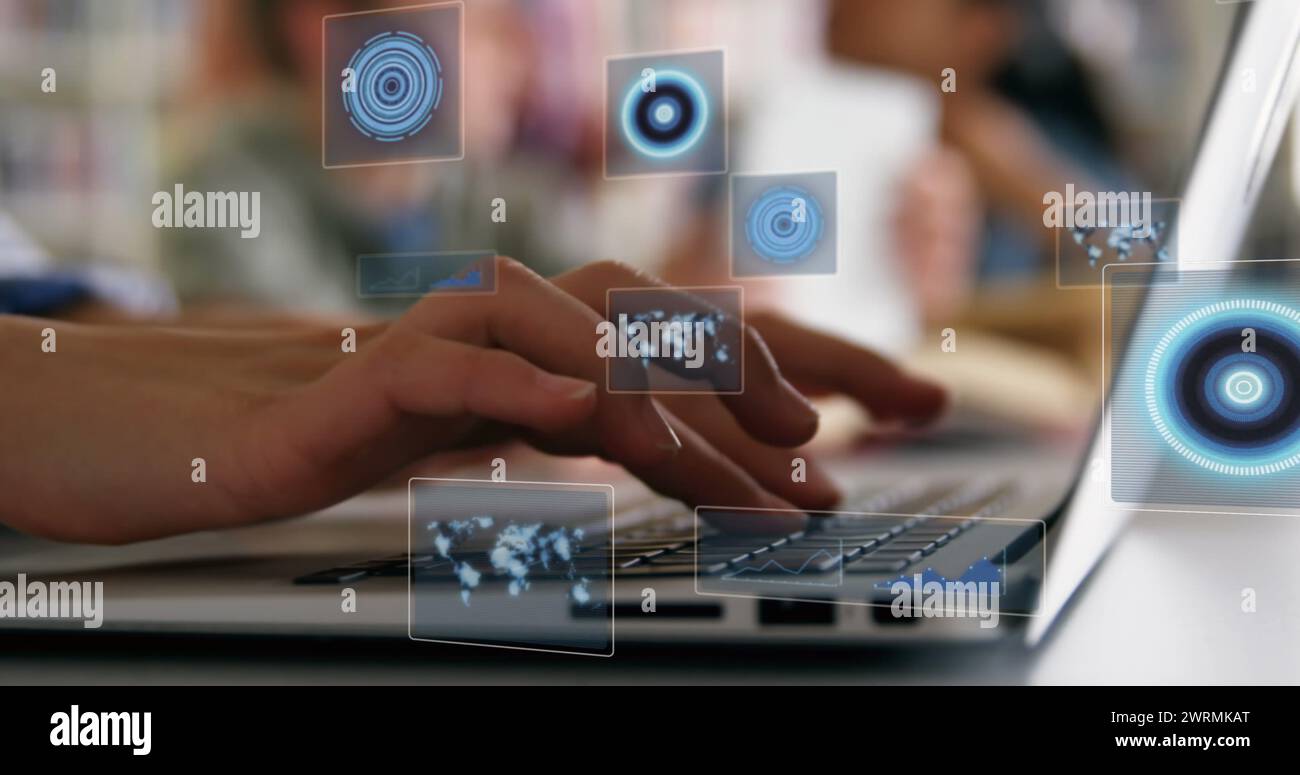 Bild des Scans und der Datenverarbeitung von Oszilloskopen über Frau mit Laptop Stockfoto