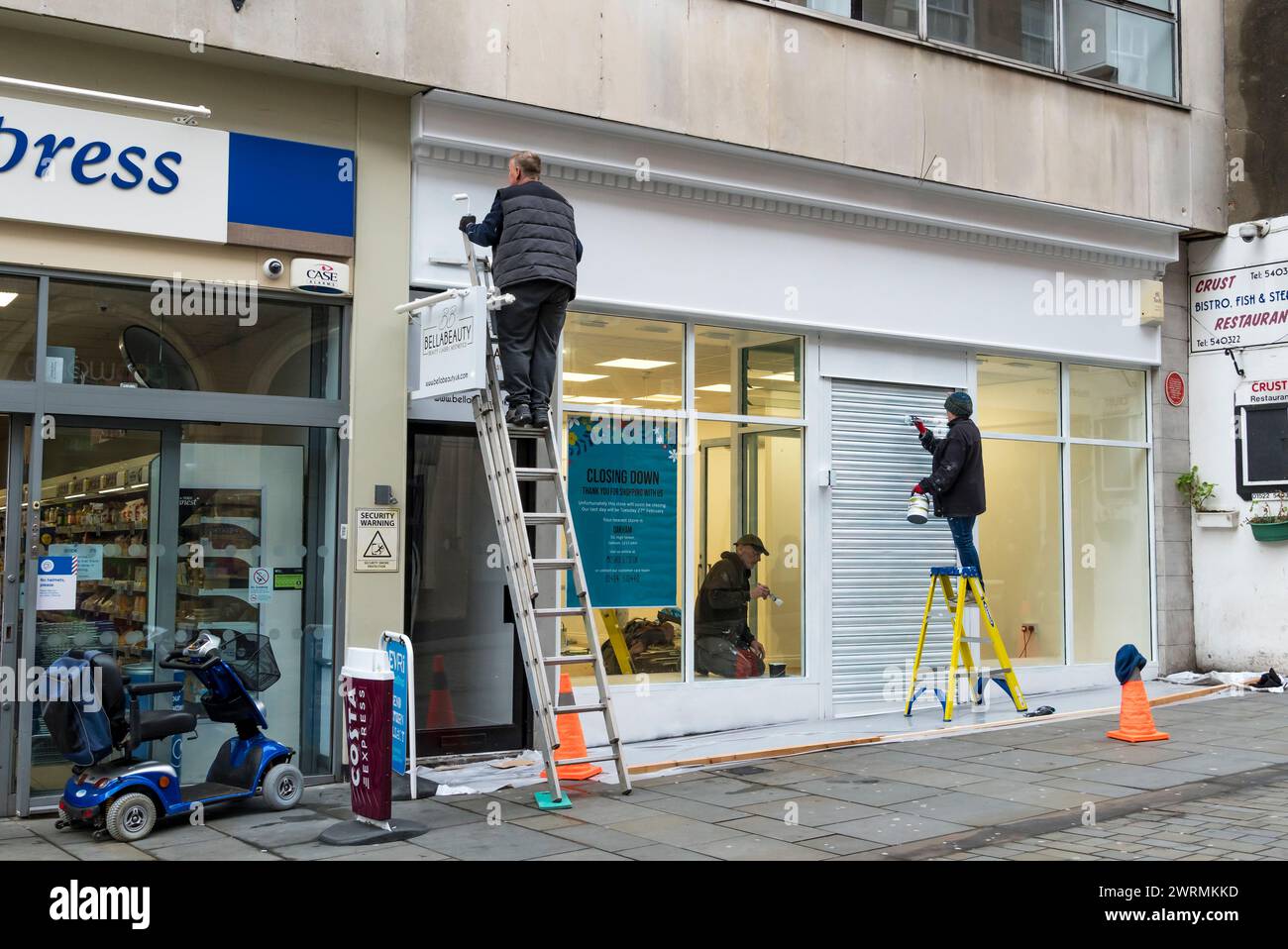 Renovierung eines leeren Ladens für neue Bewohner, High Street, Lincoln City, Lincolnshire, England, UK Stockfoto