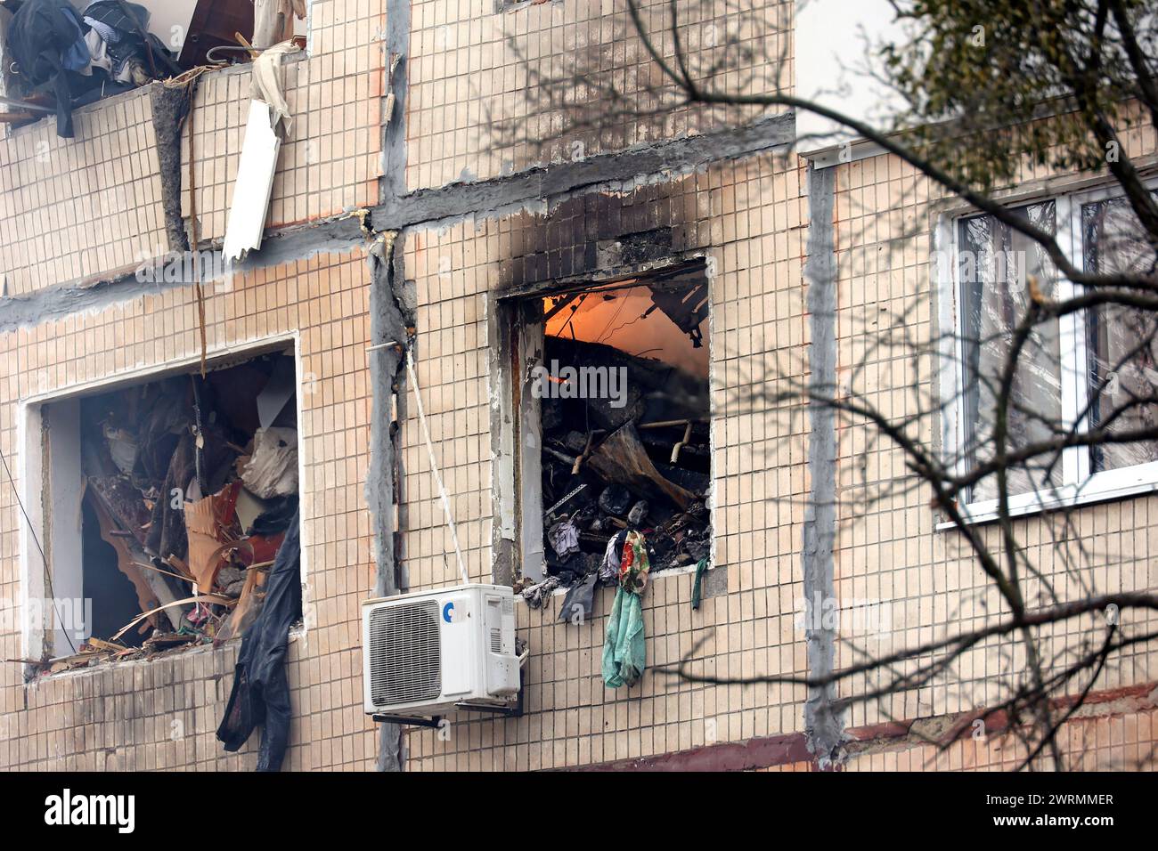 SUMY, UKRAINE - 13. MÄRZ 2023 - nach dem Angriff der russischen Truppen auf ein fünfstöckiges Wohngebäude in Sumy, Nordostukraine. Stockfoto