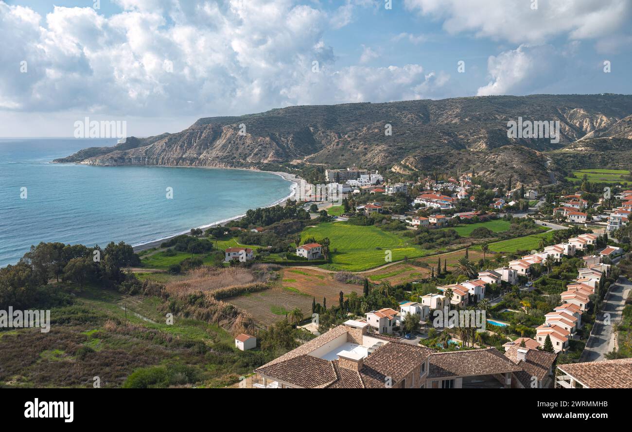 Blick auf das Dorf Pissouri und die Bucht von Pissouri. Bezirk Limassol, Zypern Stockfoto