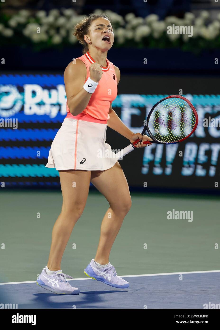 Jasmine Paolini (ITA) feiert den Sieg der Dubai Duty Free Tennis Championships 2024, Dubai, USA Stockfoto