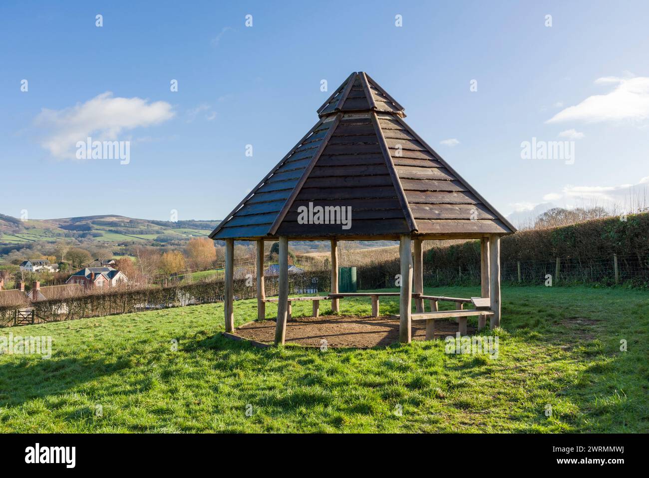 The Shelter at Beacon Field im Dorf Stogumber mit Blick auf die Quantock Hills, Somerset, England. Stockfoto