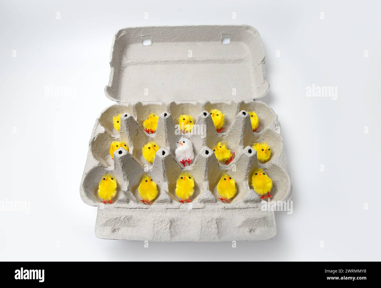 Gelbe und weiße Hühnerdekorationen auf einer Kiste für die Osterfeier. Stockfoto