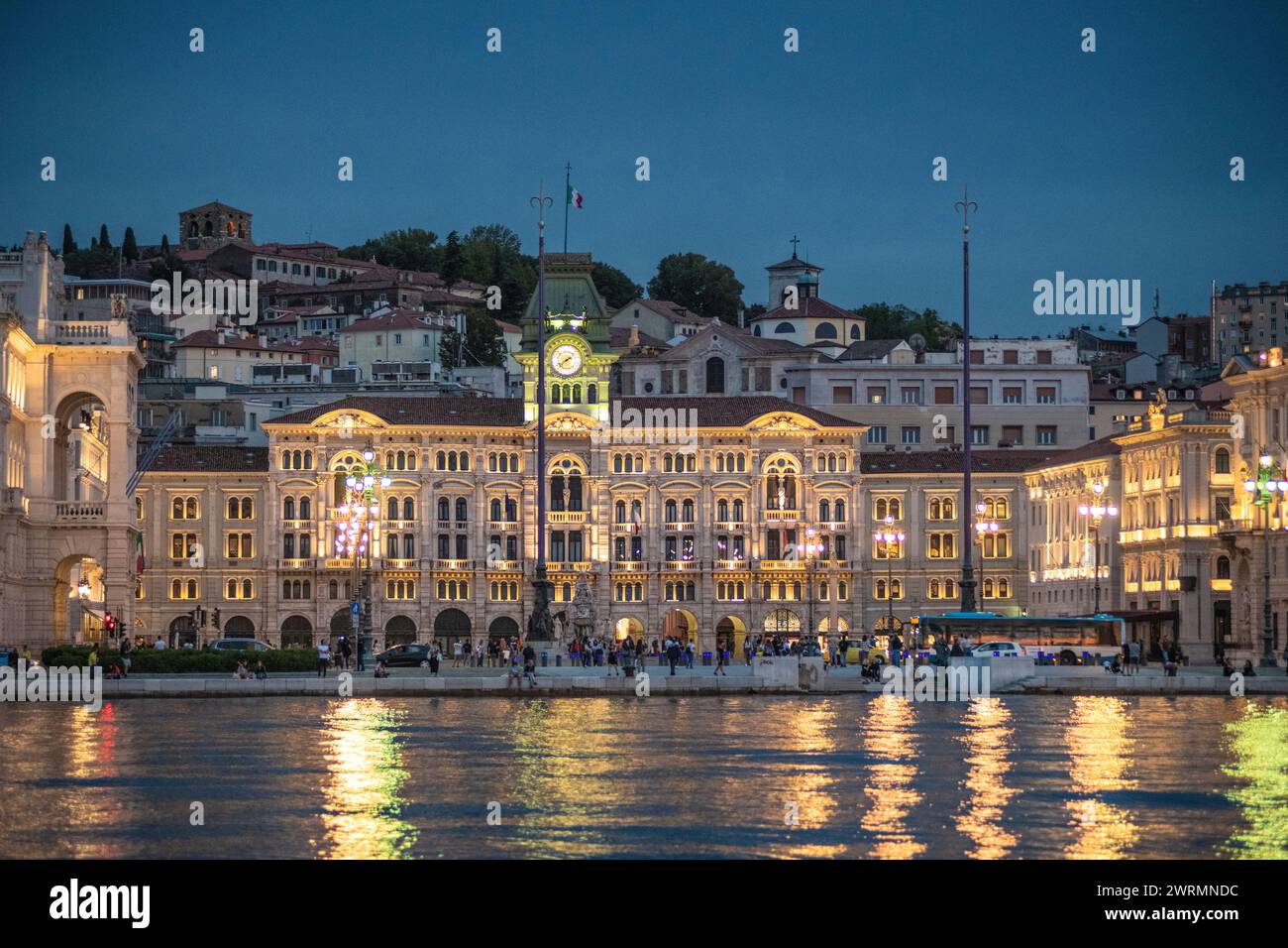 Triest: Platz der Einheit Italiens (Piazza Unita d' Italia) bei Nacht. Italien Stockfoto