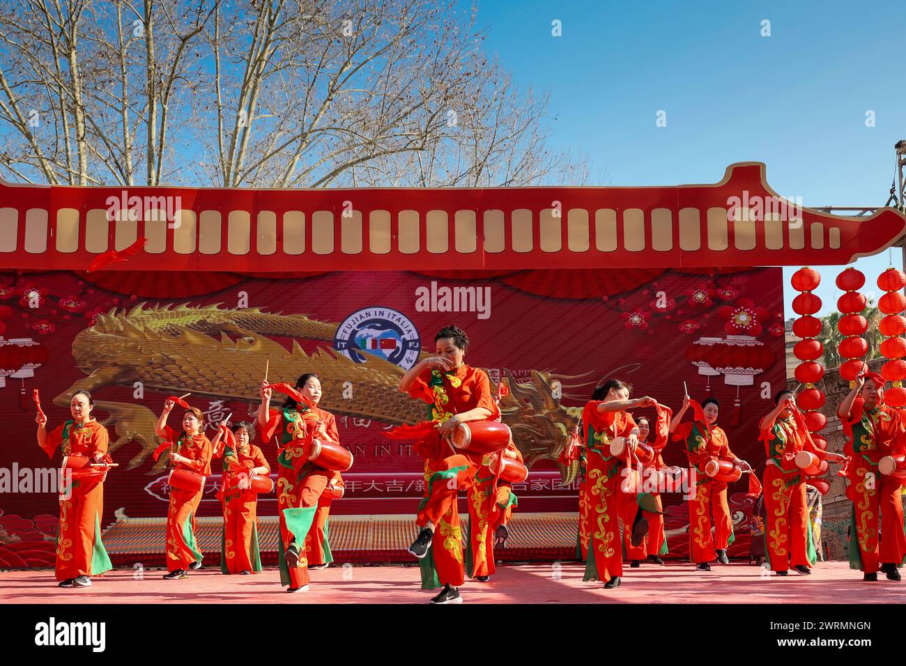 Rom, Italien - 18. Februar 2024: Chinesisches Neujahrsfest auf dem Platz, öffentliche Veranstaltung mit Aufführung der Musikband in traditioneller Kleidung und typischen Instrumenten. Stockfoto
