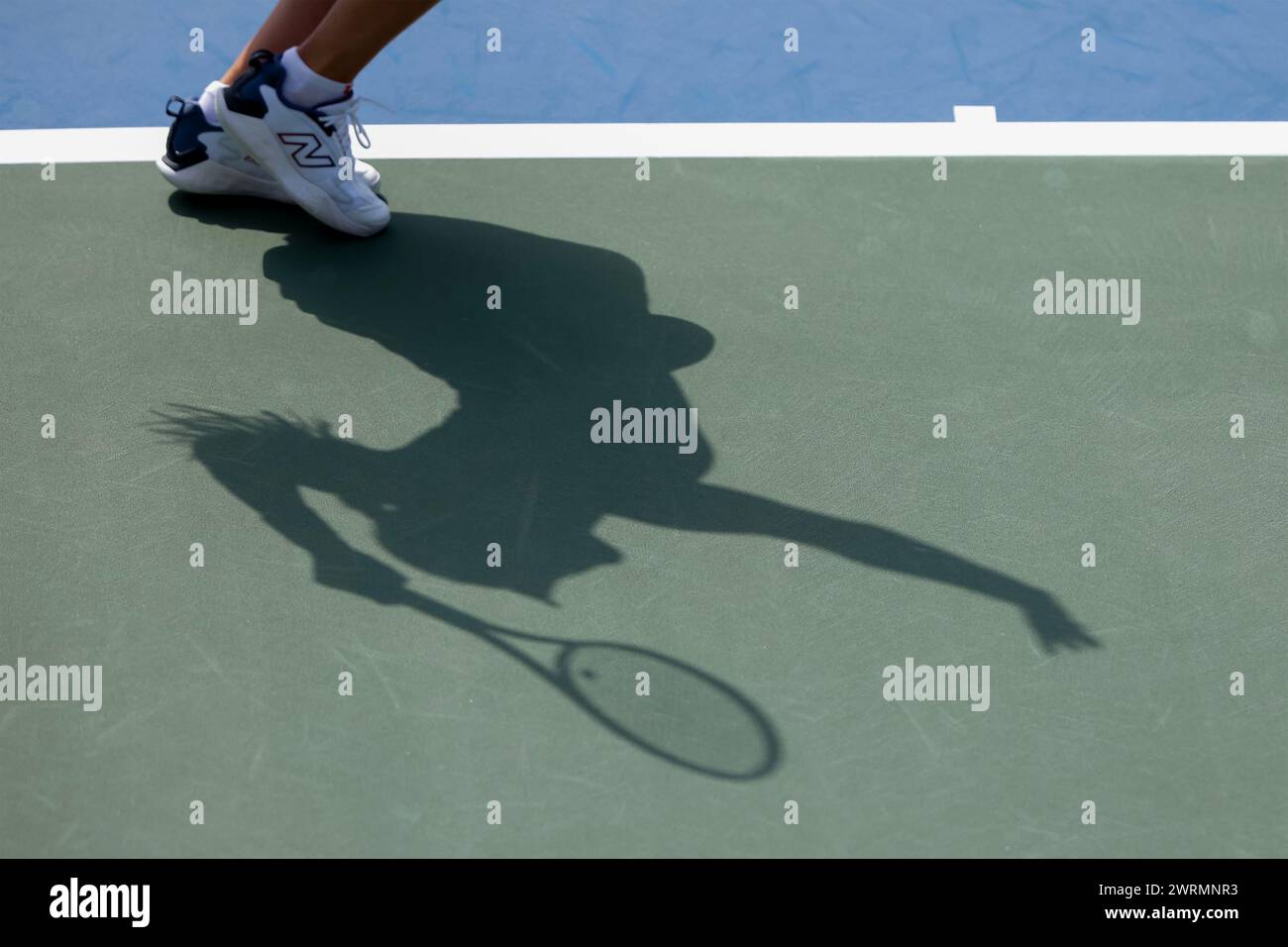 Shadow of Peyton Stearns (USA) bei den Dubai Duty Free Tennis Championships 2024 in Dubai, USA Stockfoto