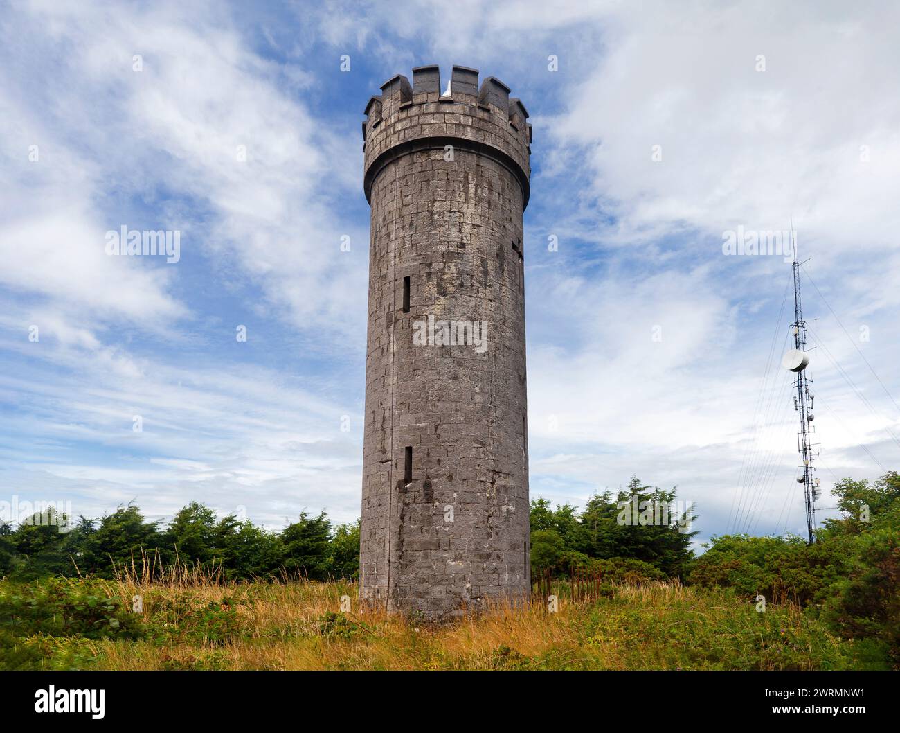 Ein Folly-Tower aus dem 19. Jahrhundert und ein Telekommunikationsturm aus dem 21. Jahrhundert auf dem Hill of Allen in County Kildare, Irland. Stockfoto