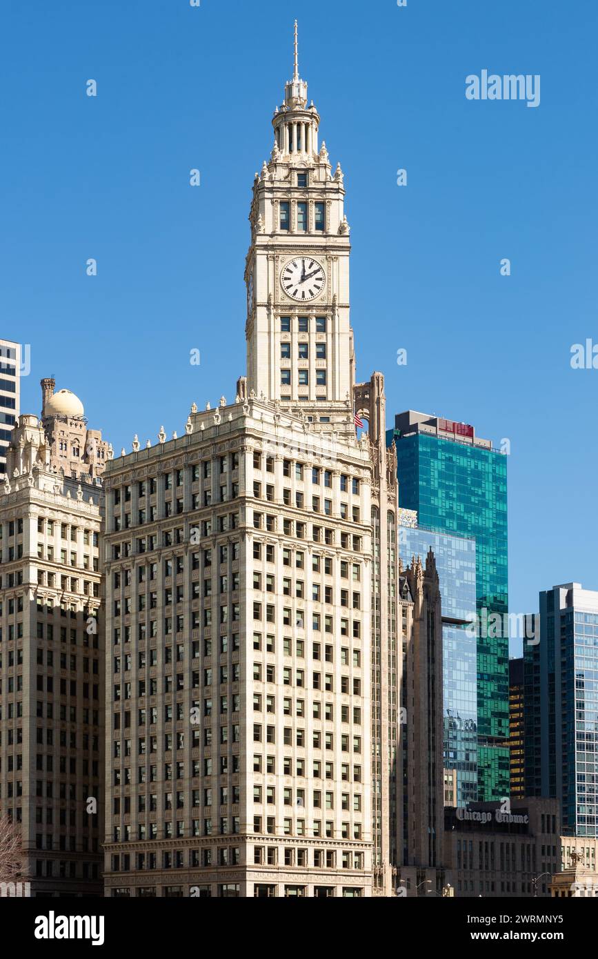Chicago, Illinois - USA - 11. März 2024: Gebäude in der Innenstadt an einem sonnigen Frühlingstag in Chicago, Illinois, USA. Stockfoto
