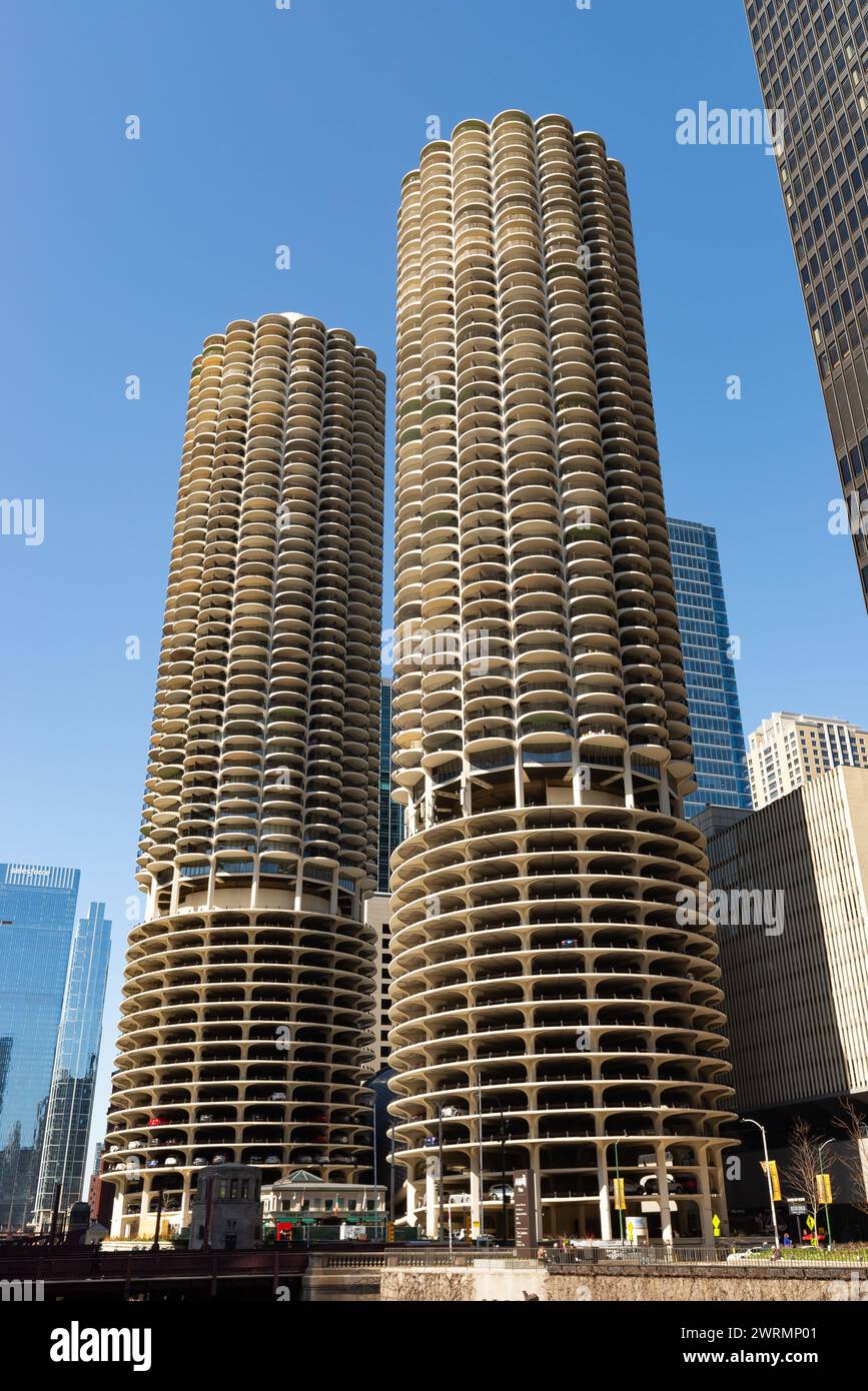 Chicago, Illinois - USA - 11. März 2024: Gebäude in der Innenstadt an einem sonnigen Frühlingstag in Chicago, Illinois, USA. Stockfoto