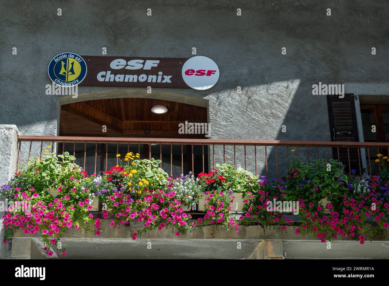 Außenansicht und Schild der esf Chamonix Skischule im berühmten Skigebiet der französischen Alpen, Chamonix, Haute Savoie, Auvergne Rhone Alpes, Frankreich Stockfoto