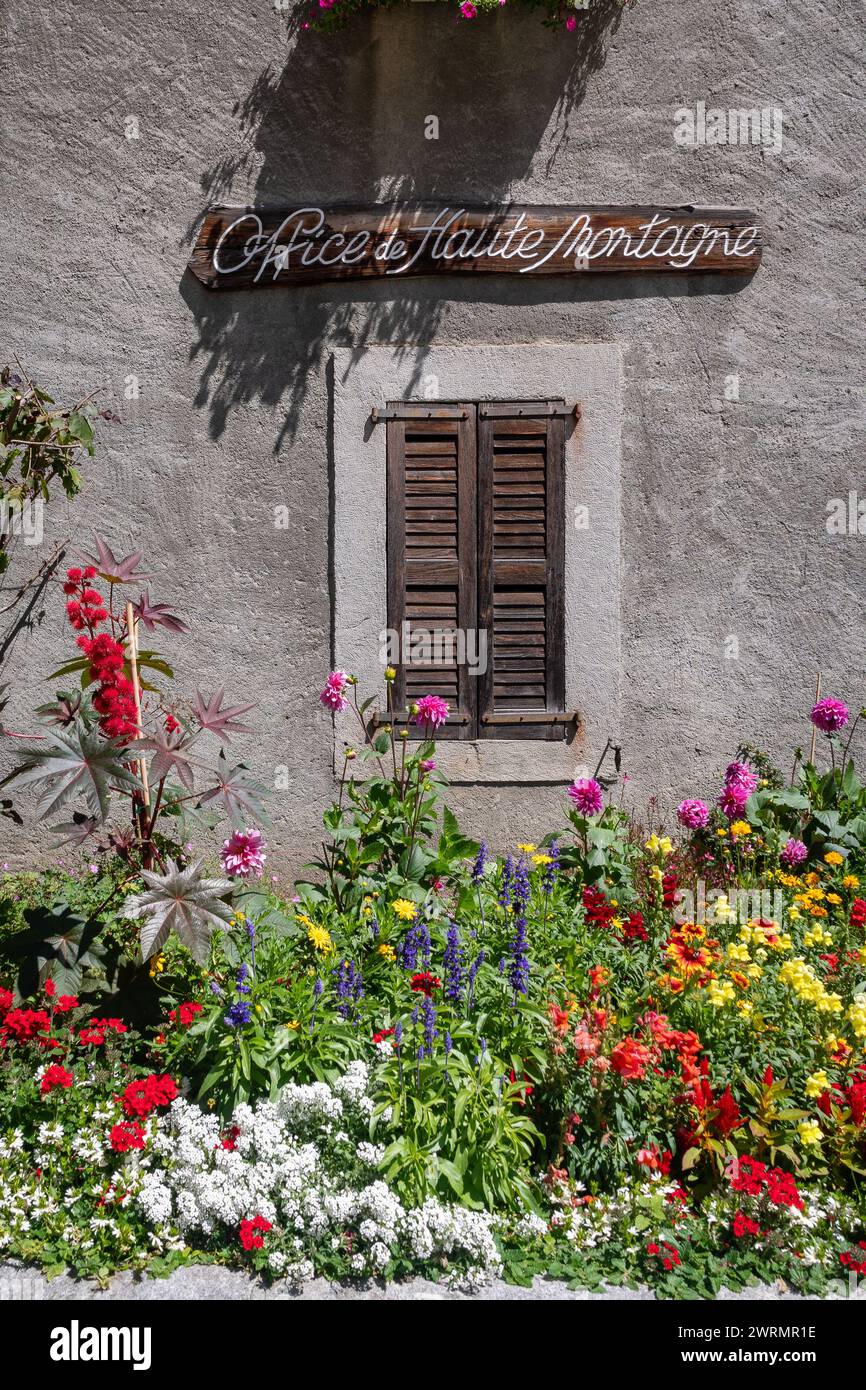 Äußere des Amtes des Hohen Berges, gegründet 1972 in der Alpenstadt, mit blühenden Pflanzen im Sommer, Chamonix, Haute Savoie, Frankreich Stockfoto