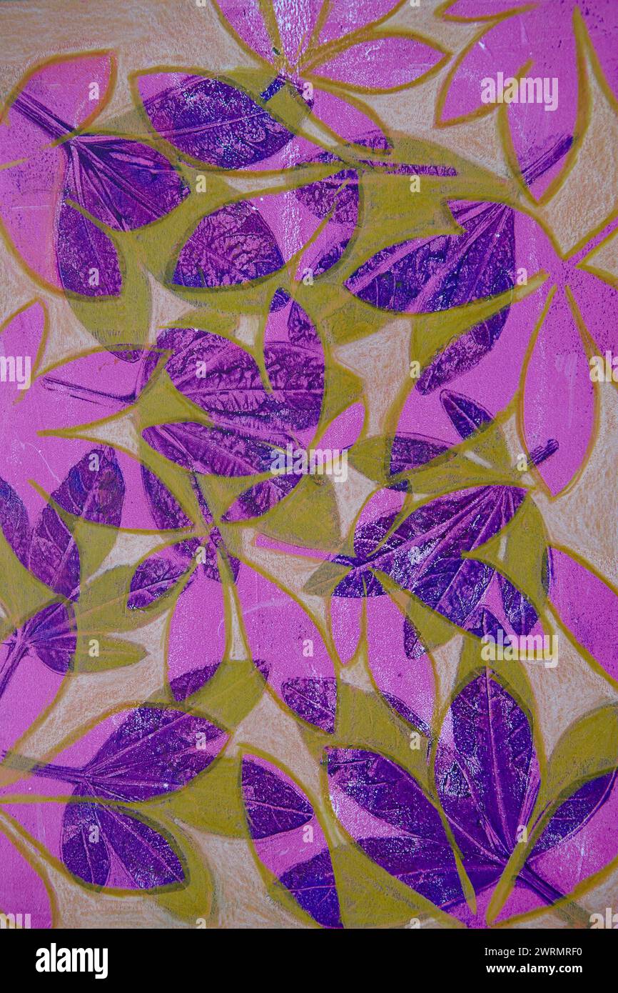 Mehrschichtiger Druck der Regenschirm-Blatt-Pflanze in farbenfrohen Acrylfarben Stockfoto