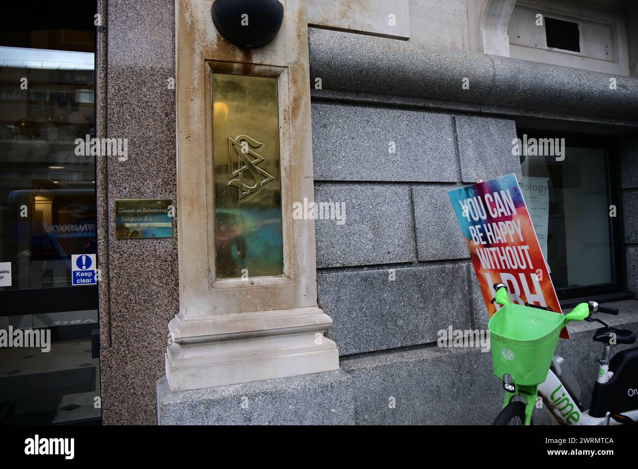 Scientology Kirche, London, Großbritannien. 13. März 2023: Protest auf der Geburtstagsparty von Lafayette Ronald Hubbard, dem Gründer der Scientology Kirche. Die Demonstranten gegen die Verwendung des „freien Persönlichkeitstests“ der Kultkirche von Scientology, um ehrwürdige Kinder und Jugendliche anzulocken. Ein Opfer, das erst 19 Jahre alt ist, wurde zum „freien Persönlichkeitstest“ gelockt. Dann werden sie verlangen, dass sie 100 Pfund zahlt und drohen, sie daran zu hindern, das Gebäude zu verlassen. Ein weiterer 19-jähriger Junge war ebenfalls Opfer. Er wurde aggressiv gegenüber der Familie und verwandelte sich in eine völlig andere Person. Sein Bruder an Stockfoto