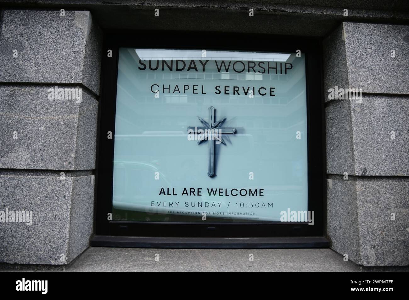 Scientology Kirche, London, Großbritannien. 13. März 2023: Protest auf der Geburtstagsparty von Lafayette Ronald Hubbard, dem Gründer der Scientology Kirche. Die Demonstranten gegen die Verwendung des „freien Persönlichkeitstests“ der Kultkirche von Scientology, um ehrwürdige Kinder und Jugendliche anzulocken. Ein Opfer, das erst 19 Jahre alt ist, wurde zum „freien Persönlichkeitstest“ gelockt. Dann werden sie verlangen, dass sie 100 Pfund zahlt und drohen, sie daran zu hindern, das Gebäude zu verlassen. Ein weiterer 19-jähriger Junge war ebenfalls Opfer. Er wurde aggressiv gegenüber der Familie und verwandelte sich in eine völlig andere Person. Sein Bruder an Stockfoto
