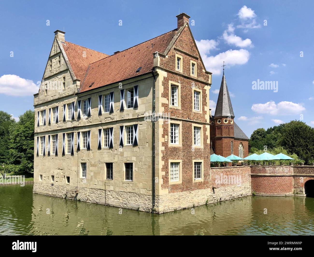 Burg Hülshoff, Geburts- und Wohnort von Annette von Droste-Hülshoff Wasserburg auf dem Anwesen des westfälischen Adelsgeschlecht von Droste-Hülshoff. Geburts- und Wohnort der Schriftstellerin und Komponistin Annette von Droste Hülshoff. Die große Parkanlage ist heute als Museum und Gedenkstätte für die Öffentlichkeit zugänglich. Münster, Nordrhein-Westfalen, Deutschland, 25.06.2023 *** Schloss Hülshoff, Geburtshaus und Wohnort der Wasserburg Annette von Droste Hülshoff auf dem Nachlass der westfälischen Adelsfamilie von Droste Hülshoff Geburtshaus und Wohnort des Schriftstellers an Stockfoto