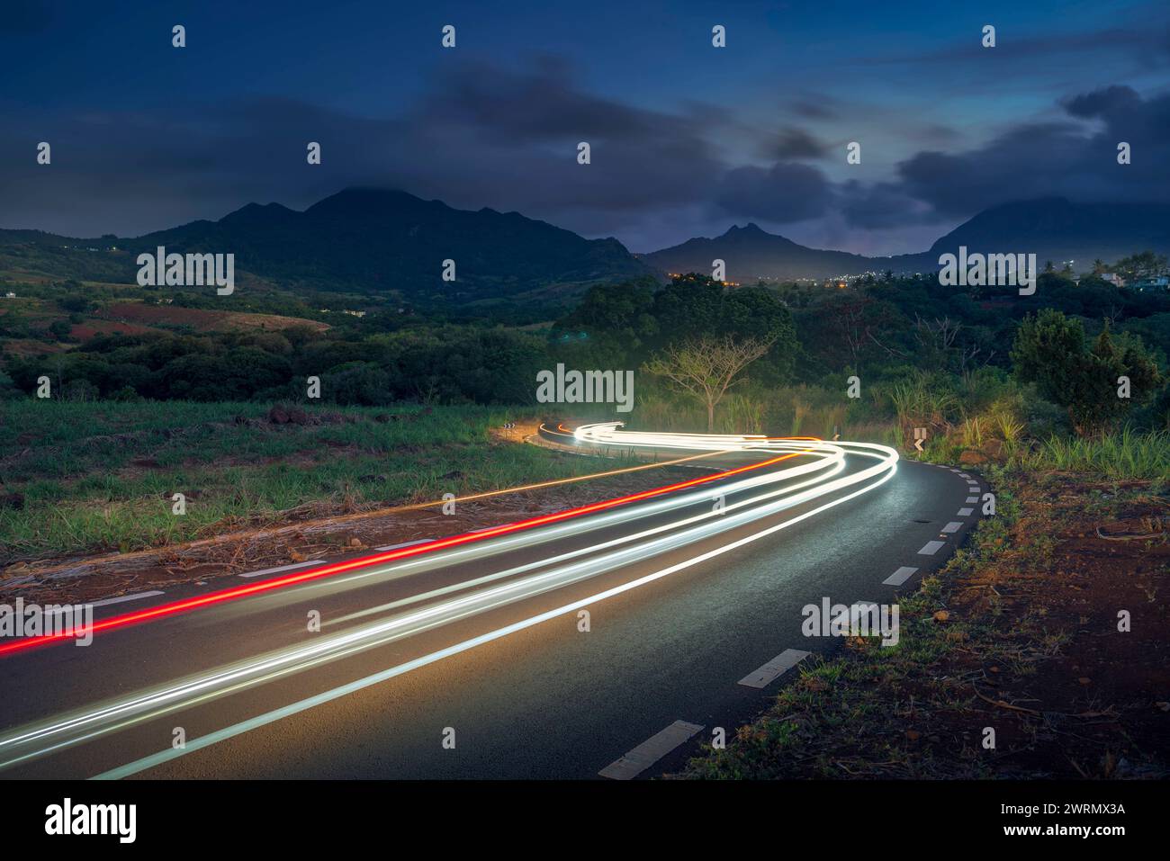 Blick auf Wanderlichter und Long Mountains in der Abenddämmerung in der Nähe von Nouvelle Decouverte, Mauritius, Indischer Ozean, Afrika Copyright: FrankxFell 844-32388 Stockfoto