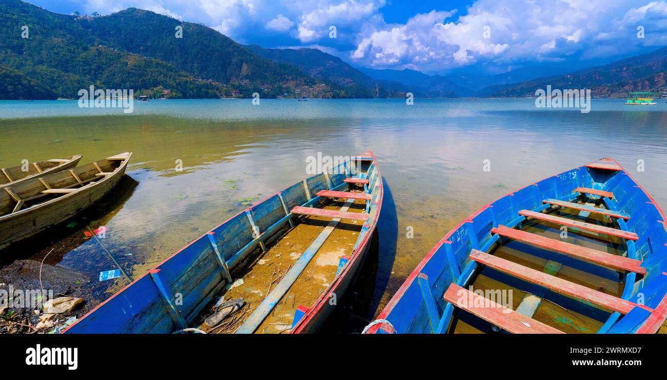 Hölzerne Ruderboote, Phewa Lake, Fewa Lake, Pokhara, Nepal, Asien Stockfoto