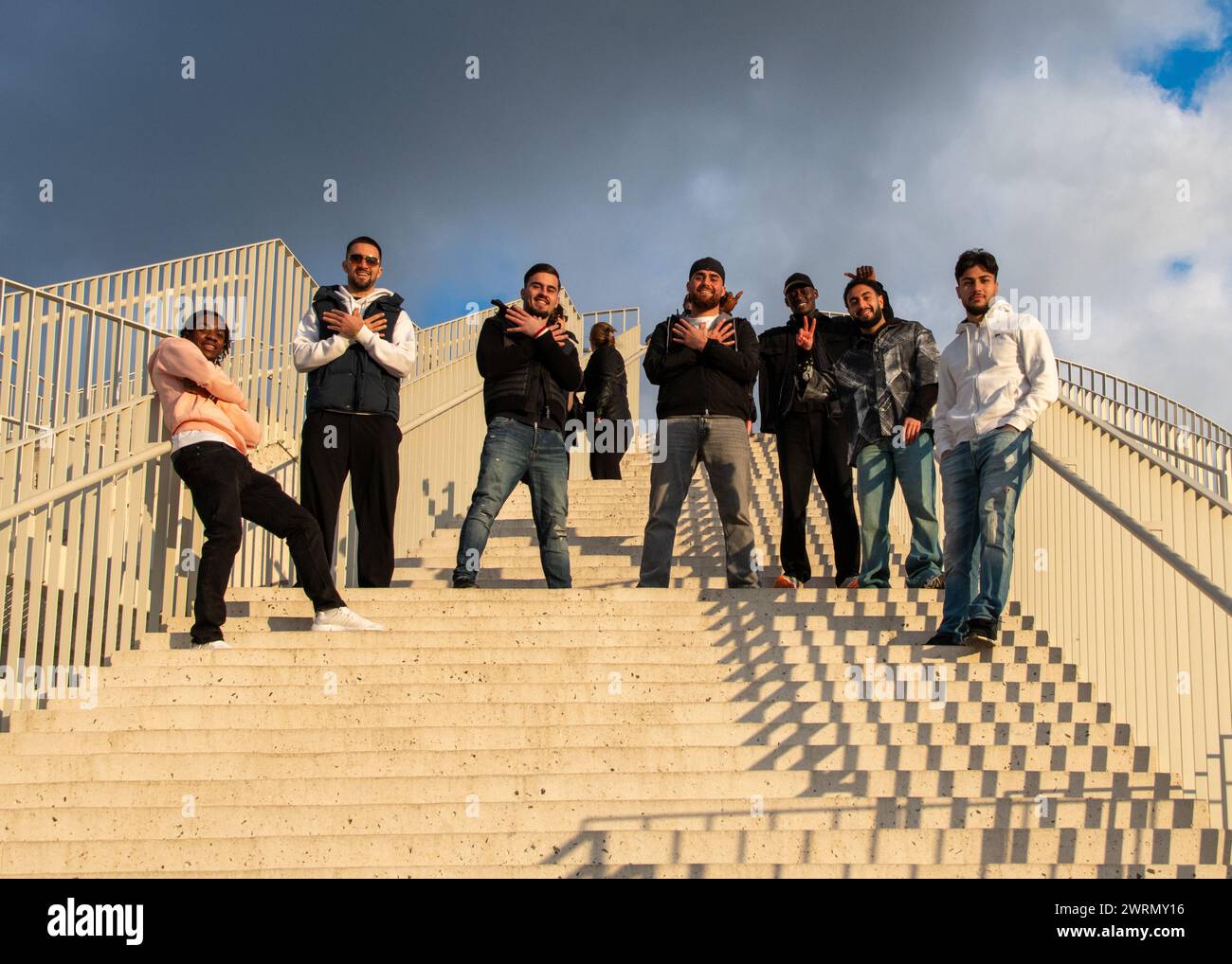 Tirana, Albanien. März 2024. Gruppe von Freunden auf der Tirana-Pyramide, während die Vorbereitungen für die jährlichen Sommerfeier in Tirana, Albanien, laufen. Autor: Thomas Faull/Alamy Live News Stockfoto