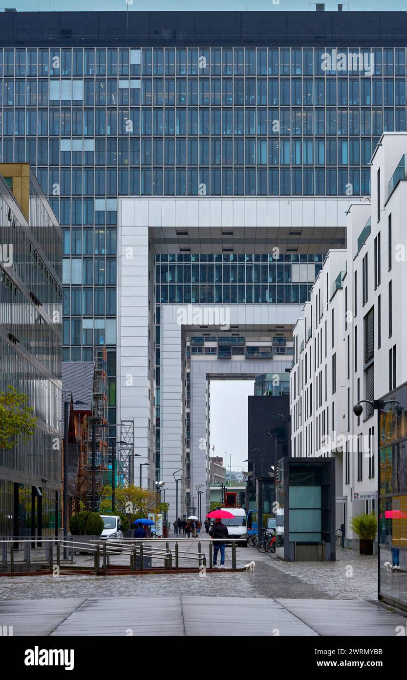 Fragmentarer Blick auf die berühmten Kranhäuser in Köln Stockfoto