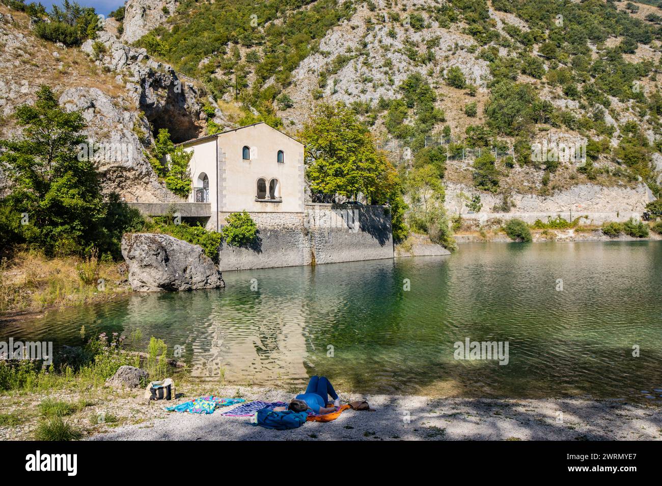 Lake San Domenico, in den Schluchten von Sagittario, in den Abruzzen, L'Aquila, Italien. Die kleine Eremitage mit der Steinbrücke. Die türkisfarbene Farbe des Wassers. Stockfoto