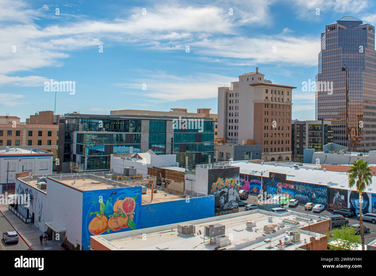 Blick auf die Wandmalereien und Wolkenkratzer der Innenstadt von Tucson in Arizona Stockfoto
