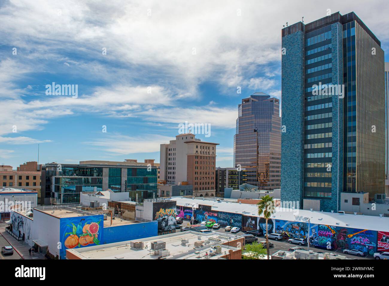 Blick auf die Wandmalereien und Wolkenkratzer der Innenstadt von Tucson in Arizona Stockfoto