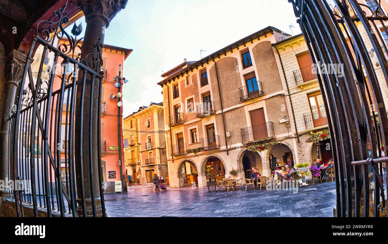 Straßenszene, Traditionelle Architektur, Jaca, Huesca, Aragón, Spanien, Europa Stockfoto