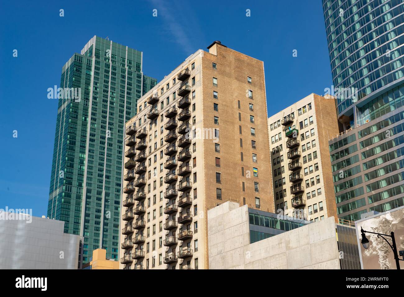 Gebäude in der Innenstadt an einem sonnigen Frühlingstag in Chicago, Illinois, USA. Stockfoto
