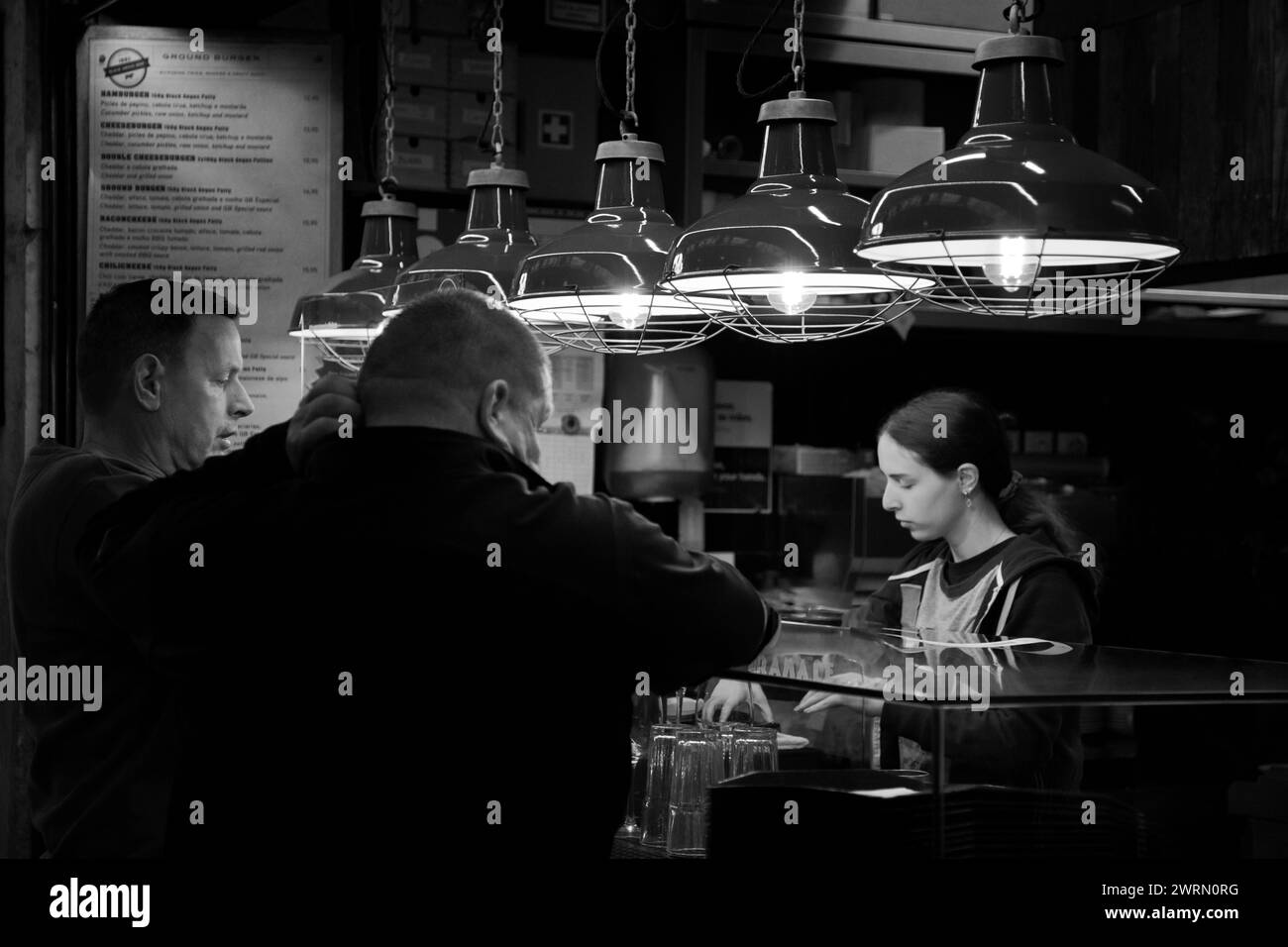 Der Barkeeper bereitet Getränke für Gäste im Lissabonner Mercado da Ribeira zu Stockfoto