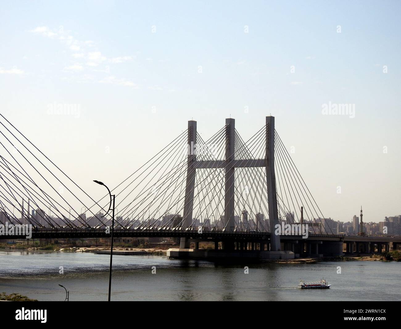 Kairo, Ägypten, März 9 2023: The Rod El Farag Axis Tahya Misr Masr Bridge, die weltweit größte Seilbahnbrücke laut Guinness World Recor Stockfoto