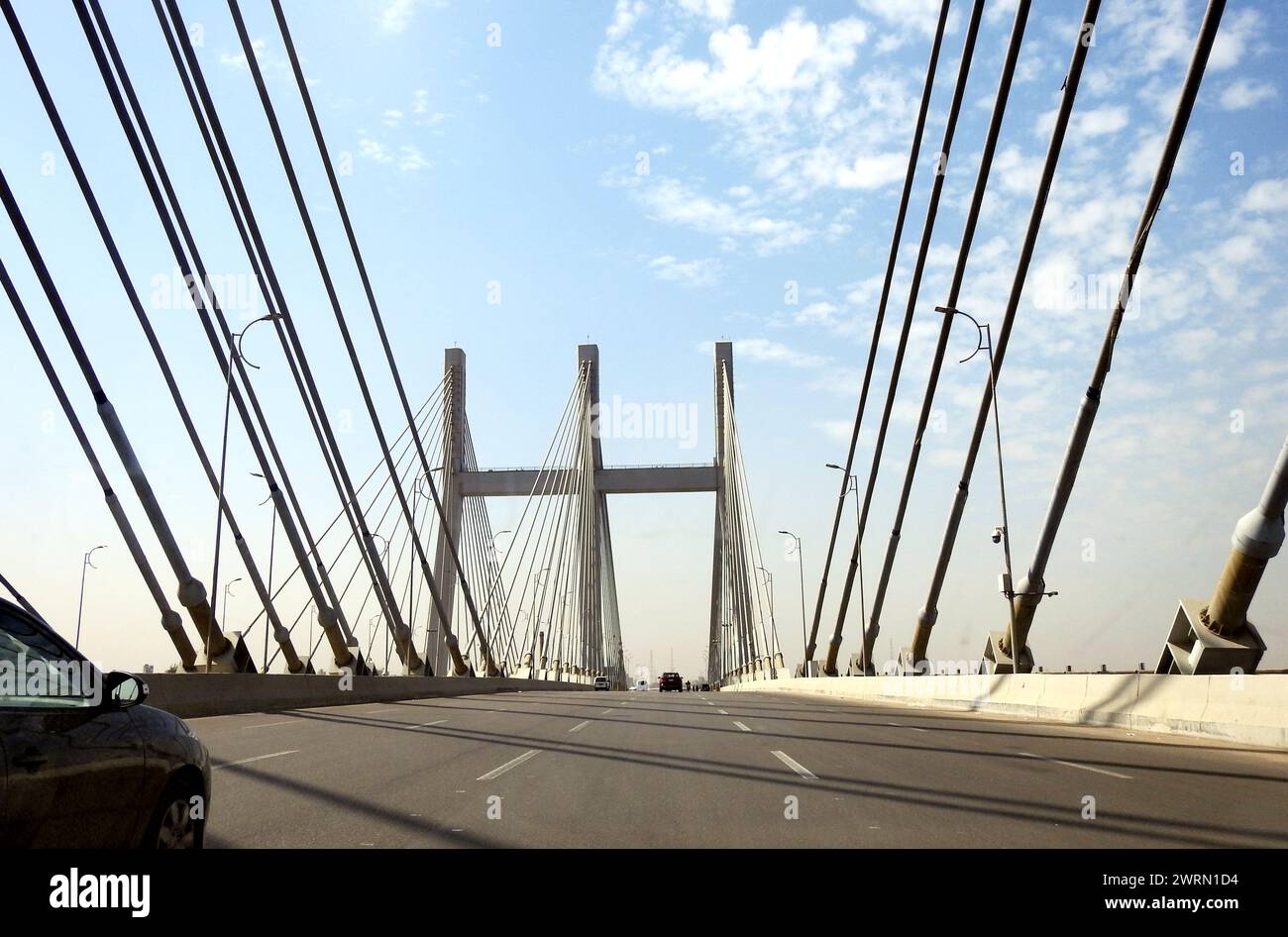 Kairo, Ägypten, März 9 2023: The Rod El Farag Axis Tahya Misr Masr Bridge, die weltweit größte Seilbahnbrücke laut Guinness World Recor Stockfoto