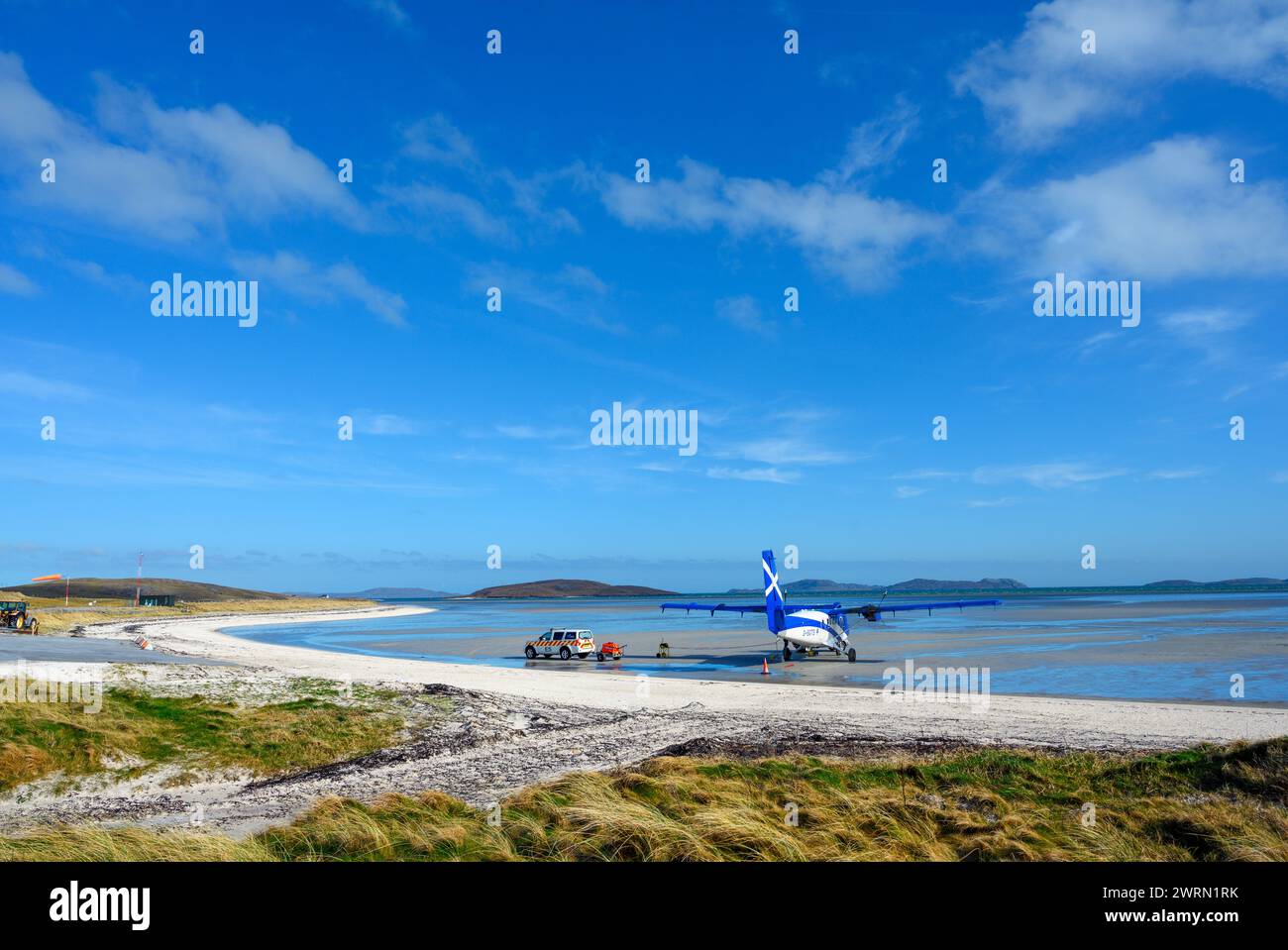 Flugzeug auf dem Sand am Flughafen Barra, Isle of Barra, Äußere Hebriden, Schottland, Großbritannien Stockfoto