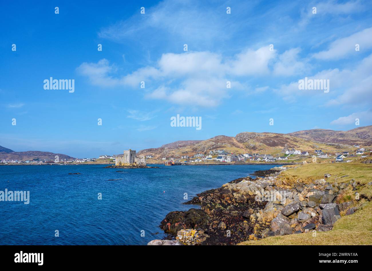 Blick auf das Dorf Castlebay und Kisimul Castle, Isle of Barra, Äußere Hebriden, Schottland, Großbritannien Stockfoto
