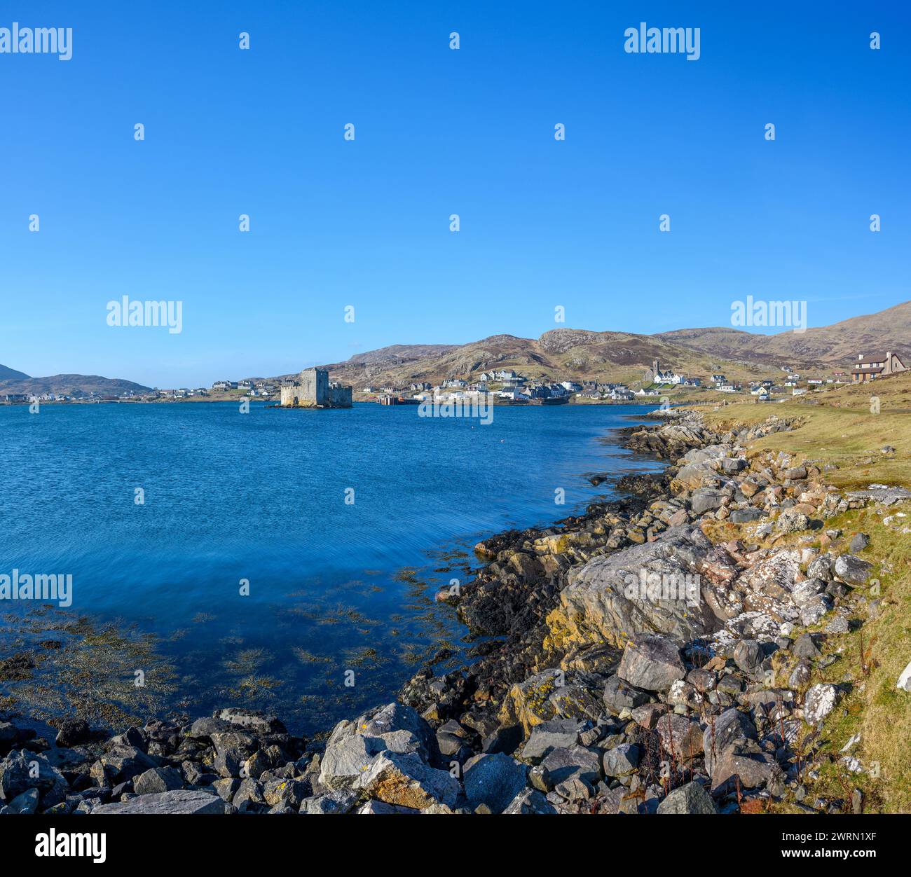 Blick auf das Dorf Castlebay und Kisimul Castle, Isle of Barra, Äußere Hebriden, Schottland, Großbritannien Stockfoto