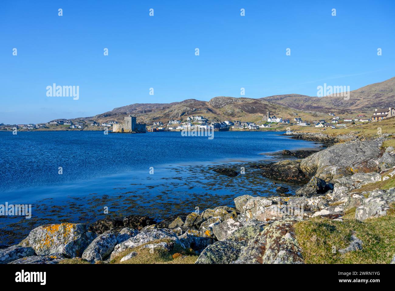 Blick auf das Dorf Castlebay und Kisimul Castle, Isle of Barra, Äußere Hebriden, Schottland, Großbritannien Stockfoto