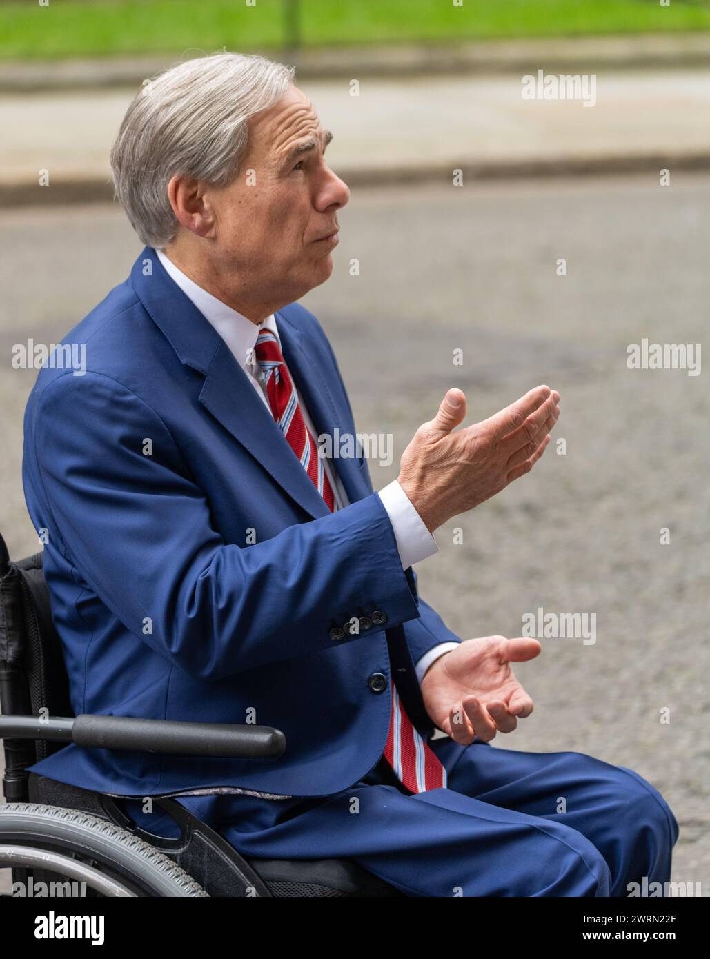 London, Großbritannien. März 2024. Greg Abbott, Gouverneur von Texas, verlässt ein Treffen in der Downing Street 10, das Teil seiner wirtschaftlichen Entwicklungsreise ist, zum britischen Gouverneur Greg Abbott in Rollstuhl Credit: Ian Davidson/Alamy Live News Stockfoto