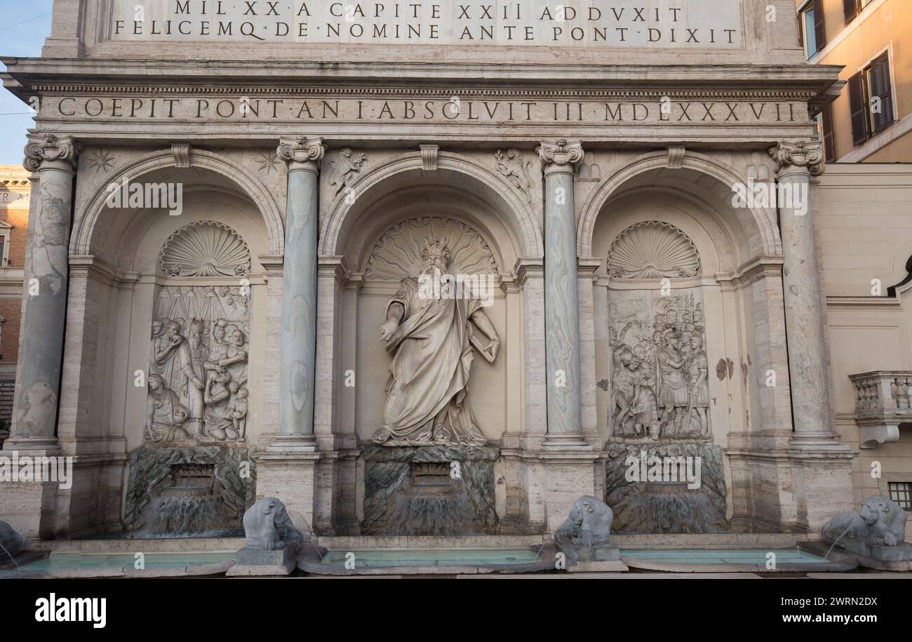 Nahaufnahme von kunstvollen Skulpturen des berühmten Trevi-Brunnens in Rom Stockfoto