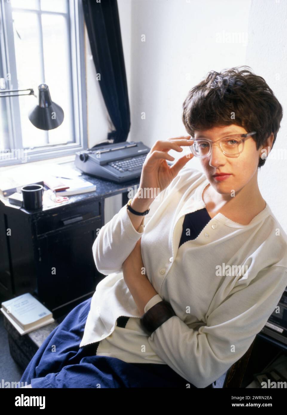 Porträt der Schriftstellerin, Lehrerin und Schriftstellerin Kate Pullinger in London in den späten 1980er Jahren Stockfoto