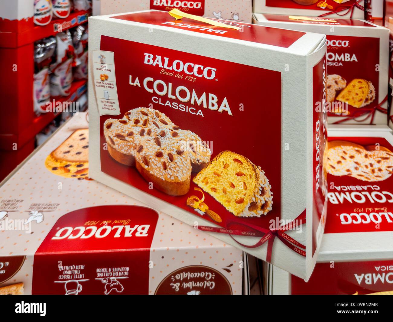 Fossano, Italien - 13. März 2024: Balocco Osterkuchentaube in rotem Paket zum Verkauf im italienischen Supermarkt. Balocco ist ein wichtiger italienischer Co Stockfoto