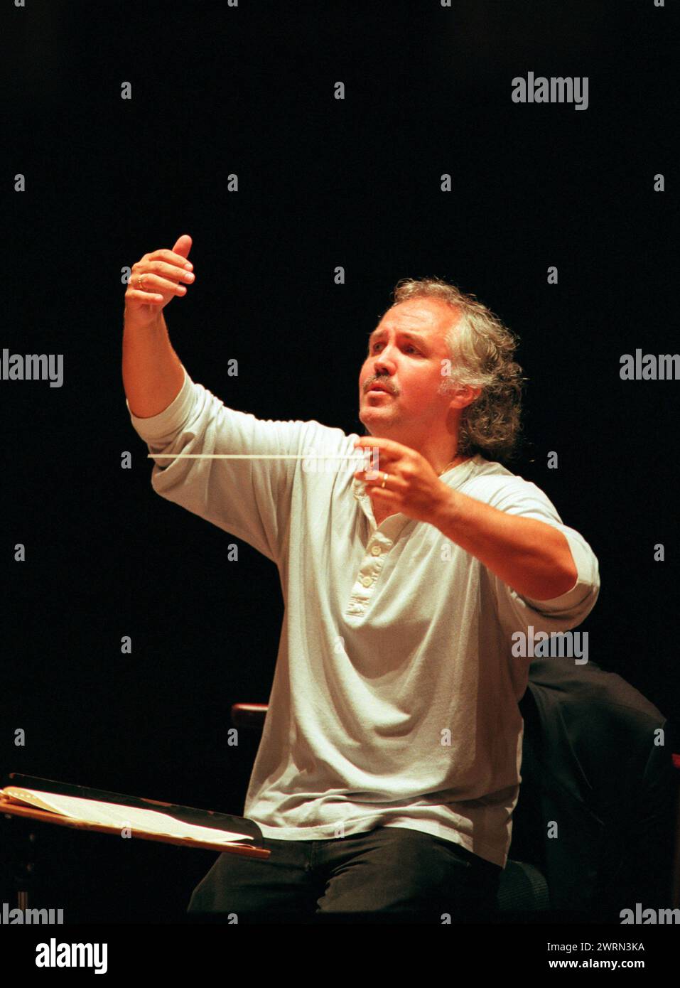 Der schottische Dirigent Donald Runnicles probt das Royal National Scottish Orchestra für eine Aufführung der GRANDE MESSE DES MORTS von Berlioz in der Usher Hall als Eröffnungskonzert DES Edinburgh International Festivals am 16./08/1998 Stockfoto