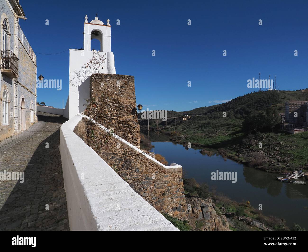 El municipio de Mértola, en Portugal, el paso por él del Río Guadiana, y algunos de los monumentos que se sitúan en sus orillas Stockfoto