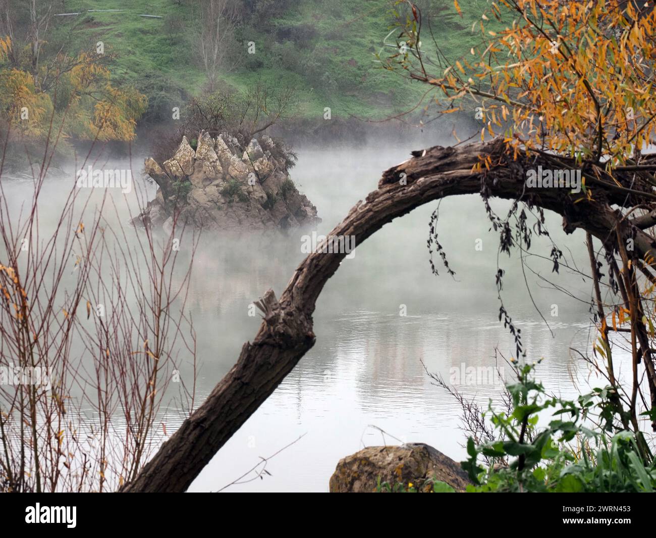 El municipio de Mértola, en Portugal, el paso por él del Río Guadiana, y algunos de los monumentos que se sitúan en sus orillas Stockfoto