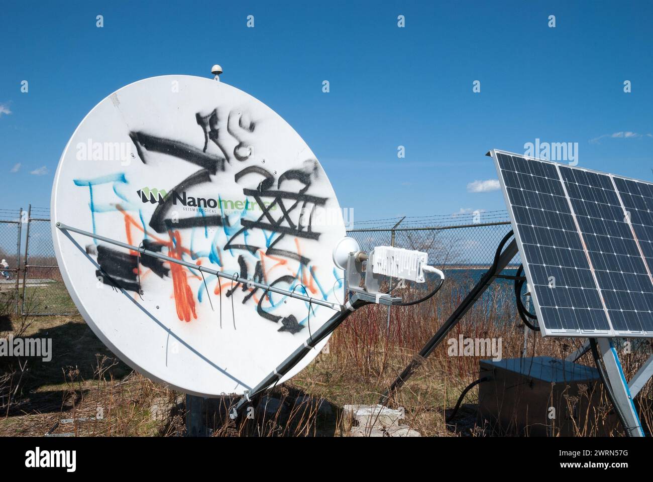 Graffiti auf einer ferngesteuerten solarbetriebenen Satellitenschüssel, die sich am Ende der Leslie Street Nehrung in Toronto, Ontario, Kanada befindet Stockfoto