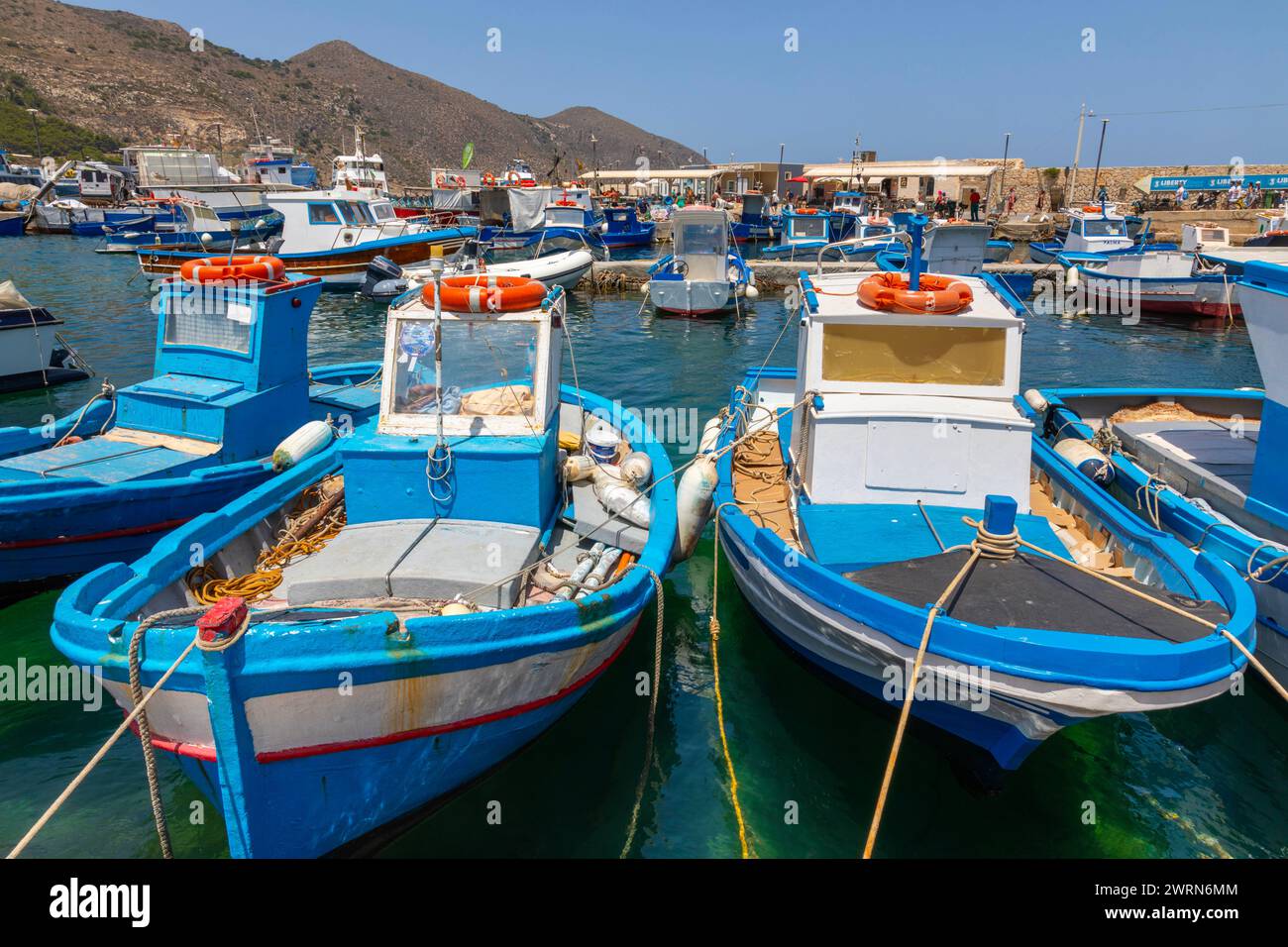 Fischerboote, Favignana, Ägadische Inseln, Provinz Trapani, Sizilien, Italien, Mittelmeer, Europa Copyright: JohnxGuidi 1237-637 Stockfoto