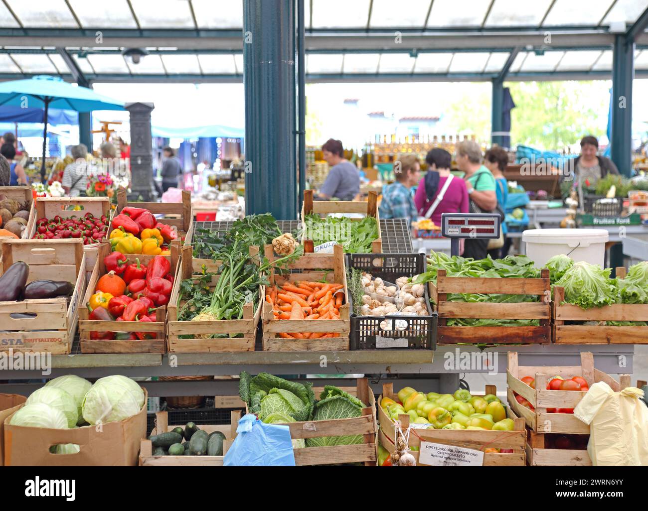 Rovinj, Kroatien - 16. Oktober 2014: Frisches Gemüse in Holzkisten auf dem lokalen Bauernmarkt Istrien. Stockfoto