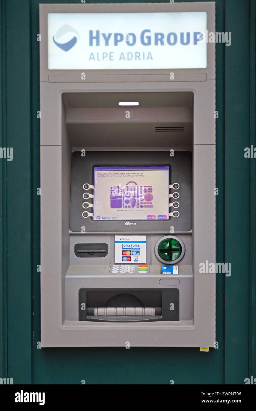 Rovinj, Kroatien - 15. Oktober 2014: Hypo Group Alpe Adria ATM Bank Automated Teller Machine Build in Wall. Stockfoto