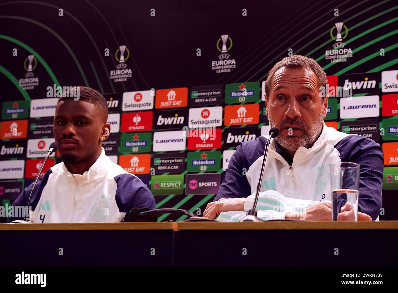 Ajax Manager John van 't Schip und Jorrel Hato während einer Pressekonferenz im Villa Park, Birmingham. Bilddatum: Mittwoch, 13. März 2024. Stockfoto